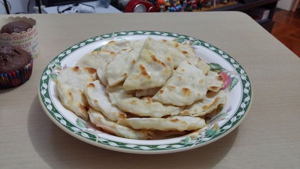 熱鑊下少許油, 先煎一面約一分半鐘,以鑊鏟輕輕壓實,然後反轉煎另一面~兩面金黃色便ok~