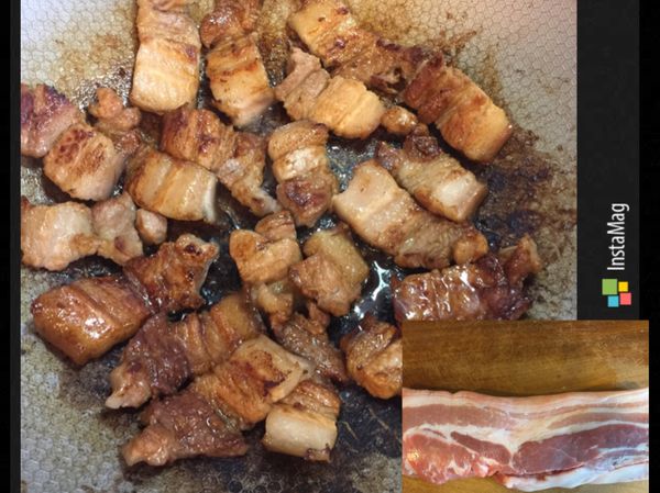 五花肉切成0.3公分片狀，鍋中不放油，將五花肉片淋上醬油，煎至2面上色