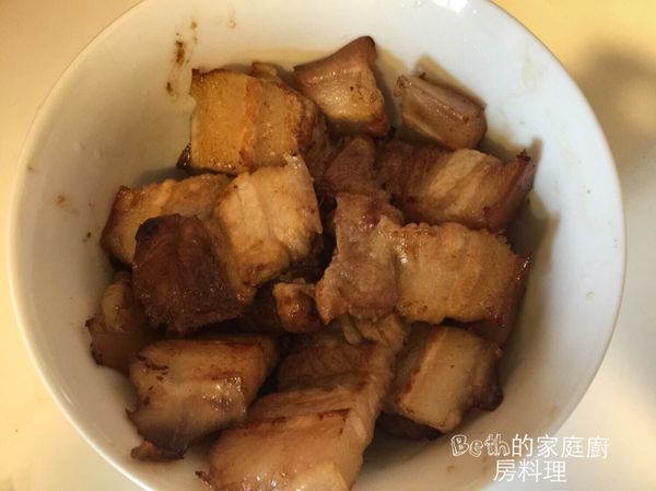 取一大碗，將煎好的五花肉片排在碗底