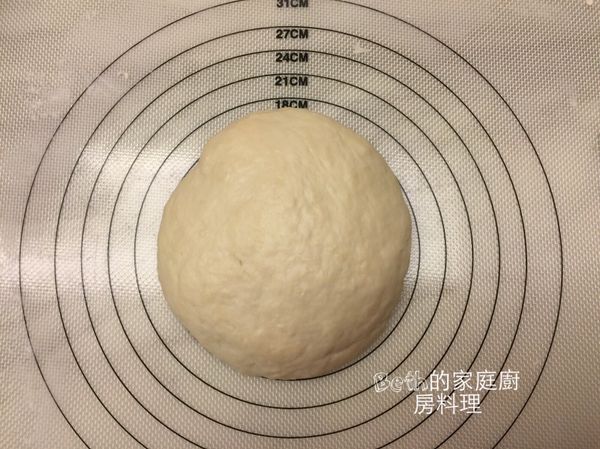 中筋麵粉、酵母粉、糖、鹽放入大盆中拌勻，再加入水、油揉麵糰至三光，靜置50分鐘發酵（天冷可以放在電鍋或是烤箱幫助發酵）
