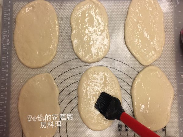 發酵後的麵糰均分成6份，塑形成圓形後，再桿成橢圓形（14cm * 4cm) 抹上油，再靜置30分鐘