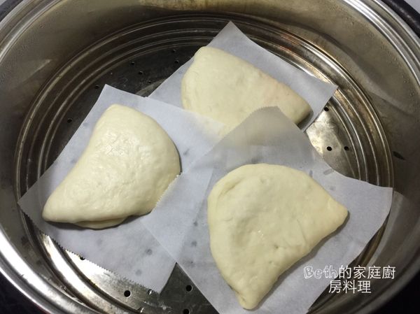 將6對折，放在烘培紙上，放入蒸鍋，鍋蓋用筷子隔開一個縫隙，大火蒸10-12分鐘，刈包才不會皺皺的（照片是蒸之前的)