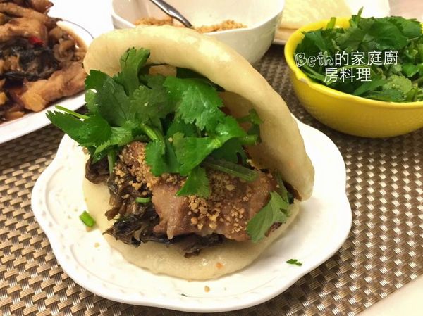 將梅干扣肉、花生粉與香菜放入蒸好的刈包裡，大口咬掉過去一年的不順心吧！