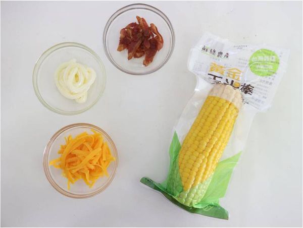 第一味:培根起司烤玉米。培根切小塊後，先以烤箱或平底鍋烤（煎）過。