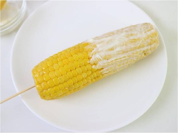 黃金玉米先擦乾多餘水分，塗上美乃滋。