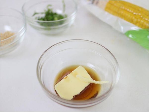 奶油混合芝麻油，充分攪拌均勻，如使用無鹽奶油請加少許鹽。
