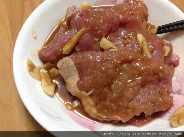 豬肉片拍鬆醃入味， 醃料：蒜末、薑末加調味品（味噌、糖先用米酒調勻）