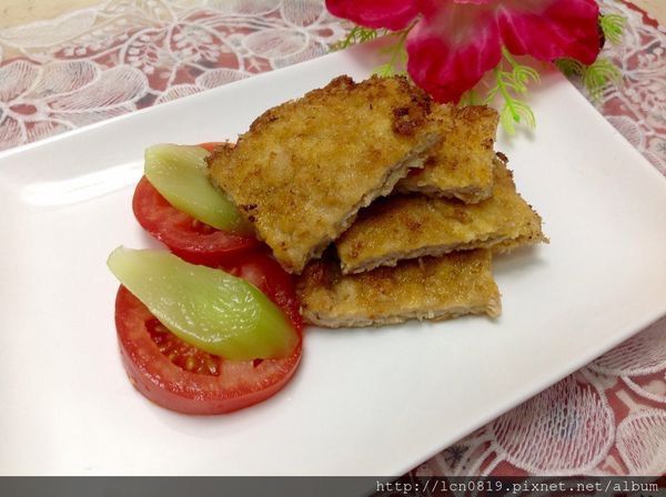 沾上麵粉 ＞蛋液＞麵包粉，酥炸至金黃