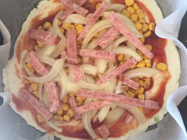 作法：將蕃茄醬平鋪在蔥抓餅上！再把所有材料全放上去