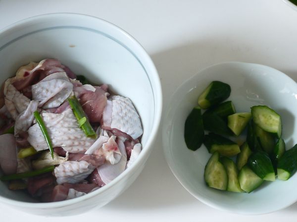 雞腿洗淨擦乾後切約一口大小、青蔥切大段、薑切片、蒜頭洗淨拍碎不去皮。

  與米酒跟醬油一起醃漬約20分鐘。

  小黃瓜洗淨擦乾後切滾刀塊備用。