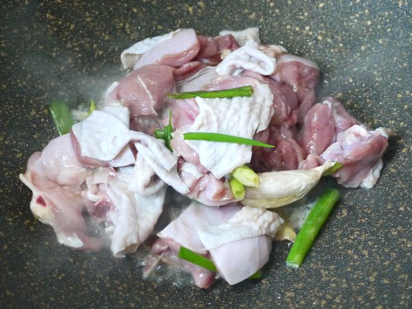 取一鍋，放入一點點油後開中小火加熱，倒入醃好的雞腿(含醃料)炒至雞腿肉都變色。