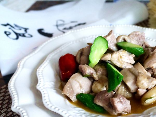 這道麻辣雞球，雞肉吃起來Q嫩又有彈性，並且多汁又入味。

吃了幾塊雞球後，再吃塊涼性的小黃瓜適當的去除油膩味與消抵麻辣的燥熱。