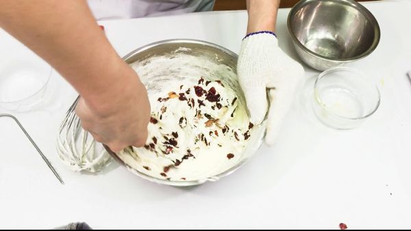 會越來越硬，請再慢慢的拌勻