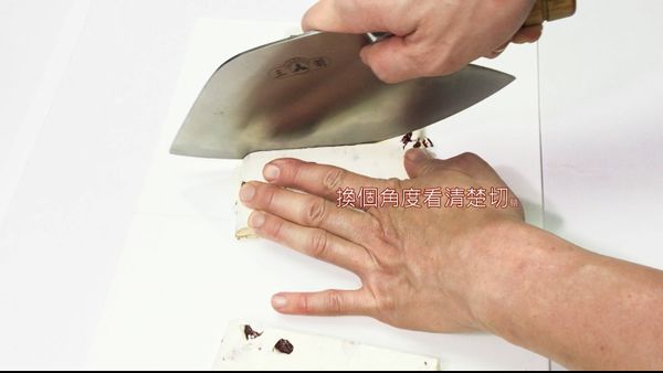 以滑刀方式切牛軋糖，切面才會漂亮