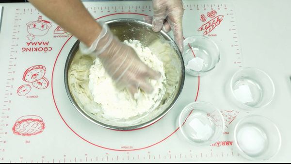 拌成糰後，基本發酵10分鐘