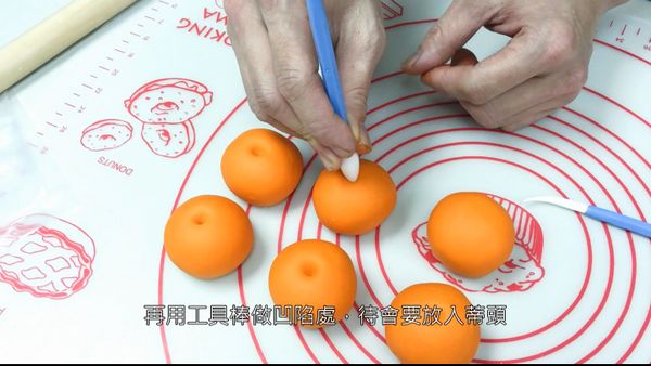 再用工具棒，在饅頭上方磋一個凹洞