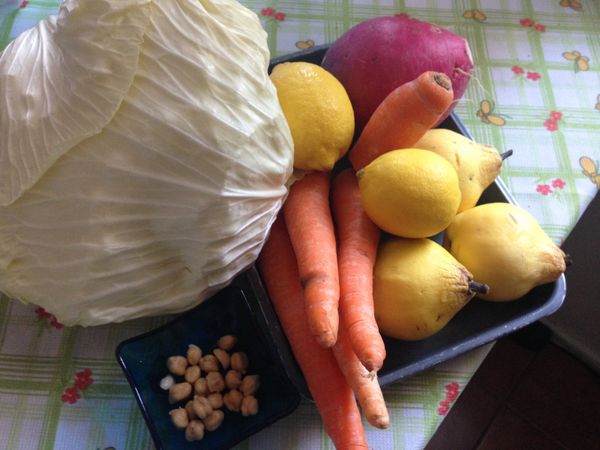 做法非常簡單，先把材料都洗淨，高麗菜切塊浸水洗淨，紅蘿蔔不用去皮切塊，木梨也是留皮去籽切塊，我這裡買不到台灣的白蘿蔔，只有紅皮蘿蔔，皮比較厚實，所以去掉大部分，留下少部分完好的，也是切片，雞豆洗淨，檸檬洗淨切片。