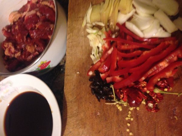材料很簡單，將牛排肉切長條，放入醃料醃20分鐘，紅椒洗淨切絲，綠蔥切段，最近冬天綠蔥天價，所以我用洋蔥代替😅，喜歡吃辣的可以放辣椒，我是用夏天自家種的，曬乾的辣椒來做，蔥薑，豆豉依照喜歡的程度來放，調料也準備好如圖。