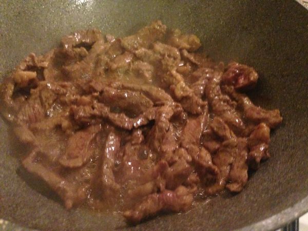 鍋子放入3T的沙拉油，油熱以後倒入醃好的牛肉，不要拌炒，至少3分鐘再翻，也是不要炒，再等2分鐘，到牛肉變色如圖，再翻炒一下，就拿起來。