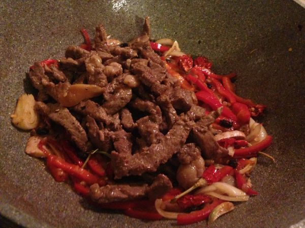 最後下調料，炒到發亮濃稠即可起鍋。