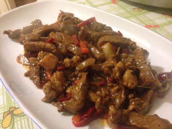 這道菜香辣可口，牛肉滑嫩，鹹香下飯，旁邊一個素炒就可以開飯了喔，簡單美味又營養，適合忙碌的上班婦女喔，上班也可以在家輕鬆開伙～