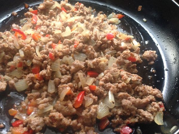 首先將麵包的材料全部倒入麵包機裡，選擇發麵功能，1-1.5小時以後，就會自動有一個發好的麵團。再來是準備內餡材料，平底鍋裡放入橄欖油，下洋蔥末爆香，下絞肉炒到變色，下紅椒末，調味料炒拌均勻就是內餡材料。放涼備用。