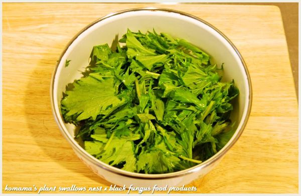 水菜洗淨後，分切成段，直接放入大碗中。