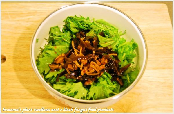 拌入青檸酸辣黑菇醬，同時並淋上些許醬汁。