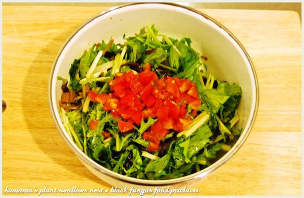 小番茄洗淨，分切成丁狀後，也直接放入碗中。