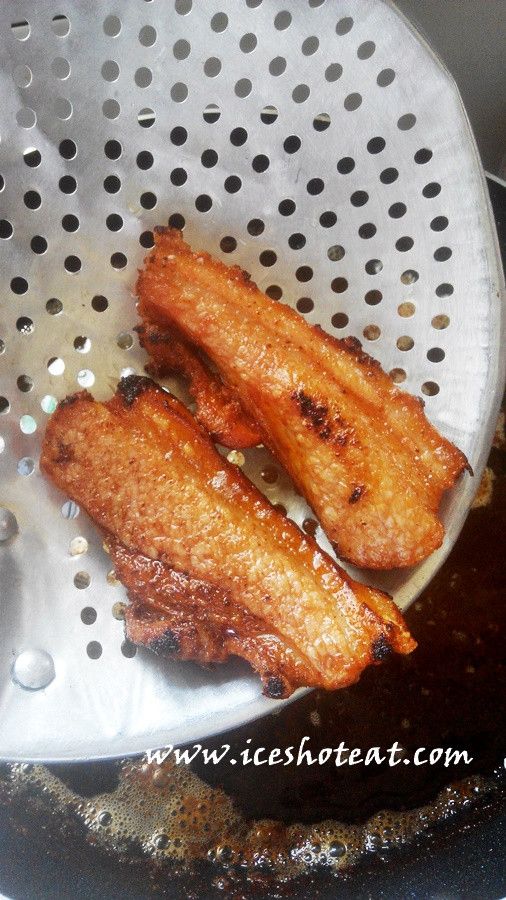 熱一油鍋，油量的高度要能夠蓋過三層肉，中火兩面分別炸7~8分鐘左右