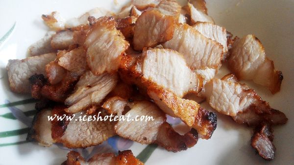 瀝乾油後切薄片酥脆香氣十足的南乳炸肉就可以上才開飯了！