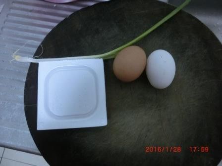 準備食材
蔥洗淨切蔥花
雞蛋打散加入蔥花備用
不知道怎麼剛好拿到不一樣的雞蛋