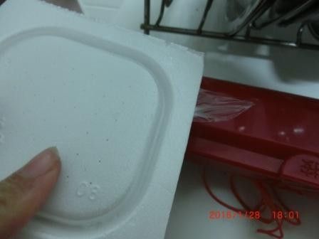 打開將裡面的塑膠膜拉出一小塊 放置如圖
在直接抽取 避免牽絲
(之前在電視上看到，覺得非常有用)