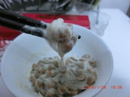 把納豆放在碗裡 攪拌至牽絲
因為我覺得用保麗龍盒有點難攪拌..
也不知道怎麼攪的
可以攪成這樣