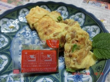 這是納豆盒子裡面附贈的醬油 另外一個是黃芥末
沾了一次附的醬油
還是覺得台灣的醬油比較對我的胃口