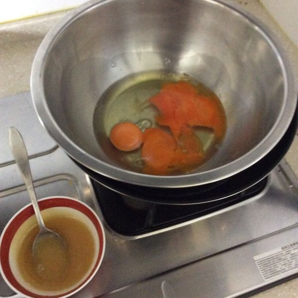 全蛋隔水加熱分次加入蜂蜜打發至拿起打蛋器劃過去有痕跡且不會馬上消失