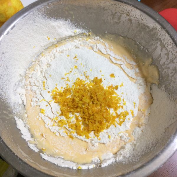 加入過篩低筋麵粉跟橙皮攪拌均勻