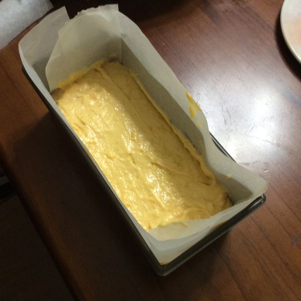 倒入烤模抹平
進烤箱上火180下火150烤1小時
家用烤箱可以放下層
如果想吃乾一點可以烤1小時後再悶10分鐘