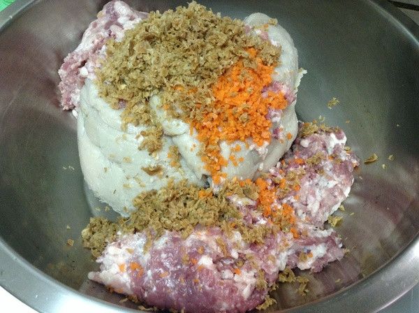 照片裡的材料分量是約３０人份的，若是4人家庭，可參考我附的分量表。
去市場向魚販買魚漿，可以和魚販說是要做魚丸用的（清漿）。
豬絞肉要帶點肥的，絞細一點。
紅蘿蔔和青葱切很碎的碎丁，燙熟備用。
冬菜切細丁備用。