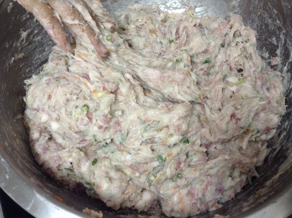 全部的材料拌在一起，用手不斷的絞動、翻打，把空氣打進去。
大鍋準備燒水。