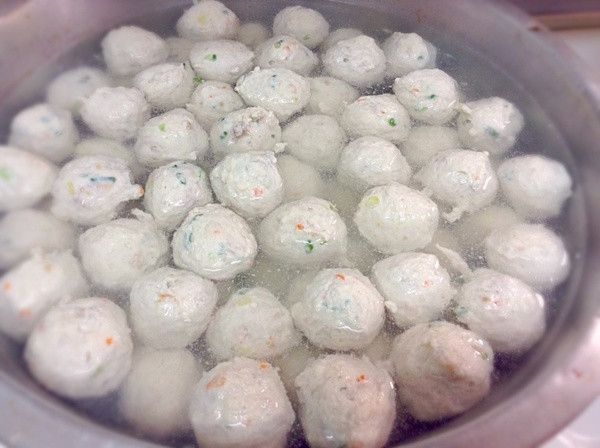 大鍋燒水，保持約70度，關火。之後，用手掌抓，從大姆指間從擠出來，慢慢放入鍋中，不要一次放太多，每粒不要重疊，待鍋面大概放滿了之後，開大火，待滾開後，轉小火，過程要小心用杓子前後左右慢慢翻動。