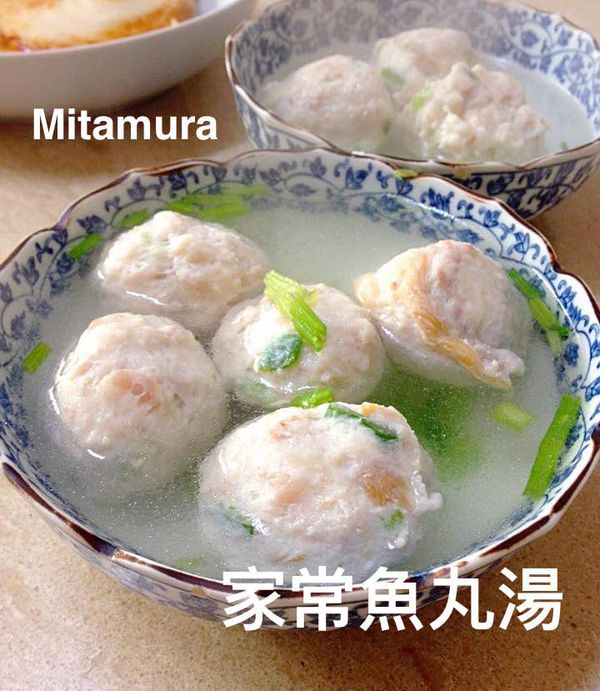 鍋中放入水和魚丸，待滾之後，慢火再煮約3分鐘，加入塩和味精，最後滴上香油，撒上芹菜末即可。