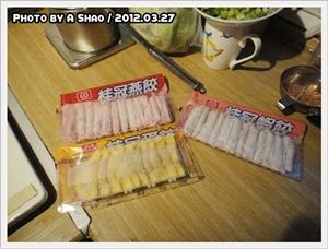 先把排骨用清水洗乾淨，再用溫水去血水、撈起放入大鍋水中燉煮。