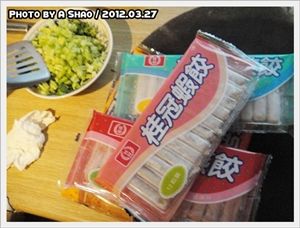 這時再放入白蘿蔔慢慢煮熟，再陸續放入桂冠火鍋料如：
桂冠魚餃、蛋皎、燕皎、蝦餃與花枝餃等食材。