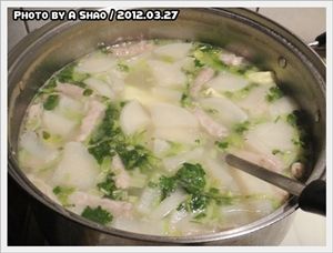 瞧瞧；這燉好的湯汁顏色超乳白的，味道好香、好濃、又推積了多層次份圍，讓我好想大口、大口的吃喝呢！！
