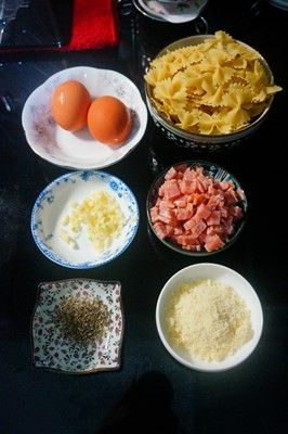 先將雞蛋先從冰箱取出放在室溫中,再將培根切成0.5公分大小,蒜頭切末備用