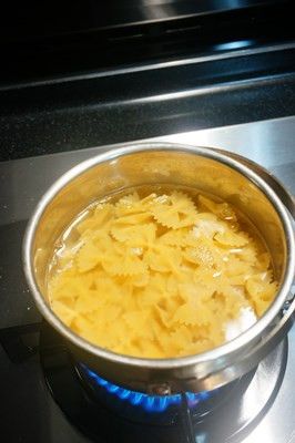 準備一鍋水,水滾之後加入一大匙鹽,放入蝴蝶麵