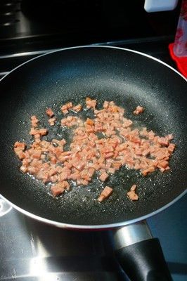 另起一平底鍋,放入1大匙橄欖油,加入培根丁炒出香味