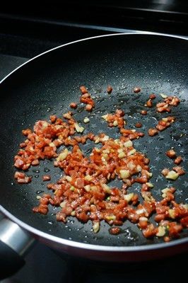 待平底鍋中的培根炒出香味,加入蒜末一起拌炒,待蒜香味飄出後,熄火