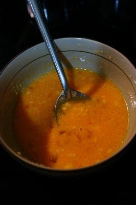 準備一碗,將雞蛋及帕瑪森起司粉攪拌均勻